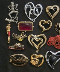 22 VINTAGE BROOCH COSTUME JEWELRY LOT HEARTS MOTHERS DAY FLOWER AVON JJ GERRYS