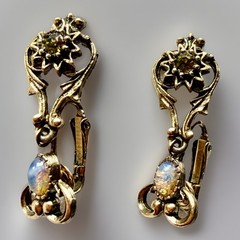 Vtg 1974 Sarah Coventry Contessa Opalesque/Green Gold Tone Clip On Earrings 11g