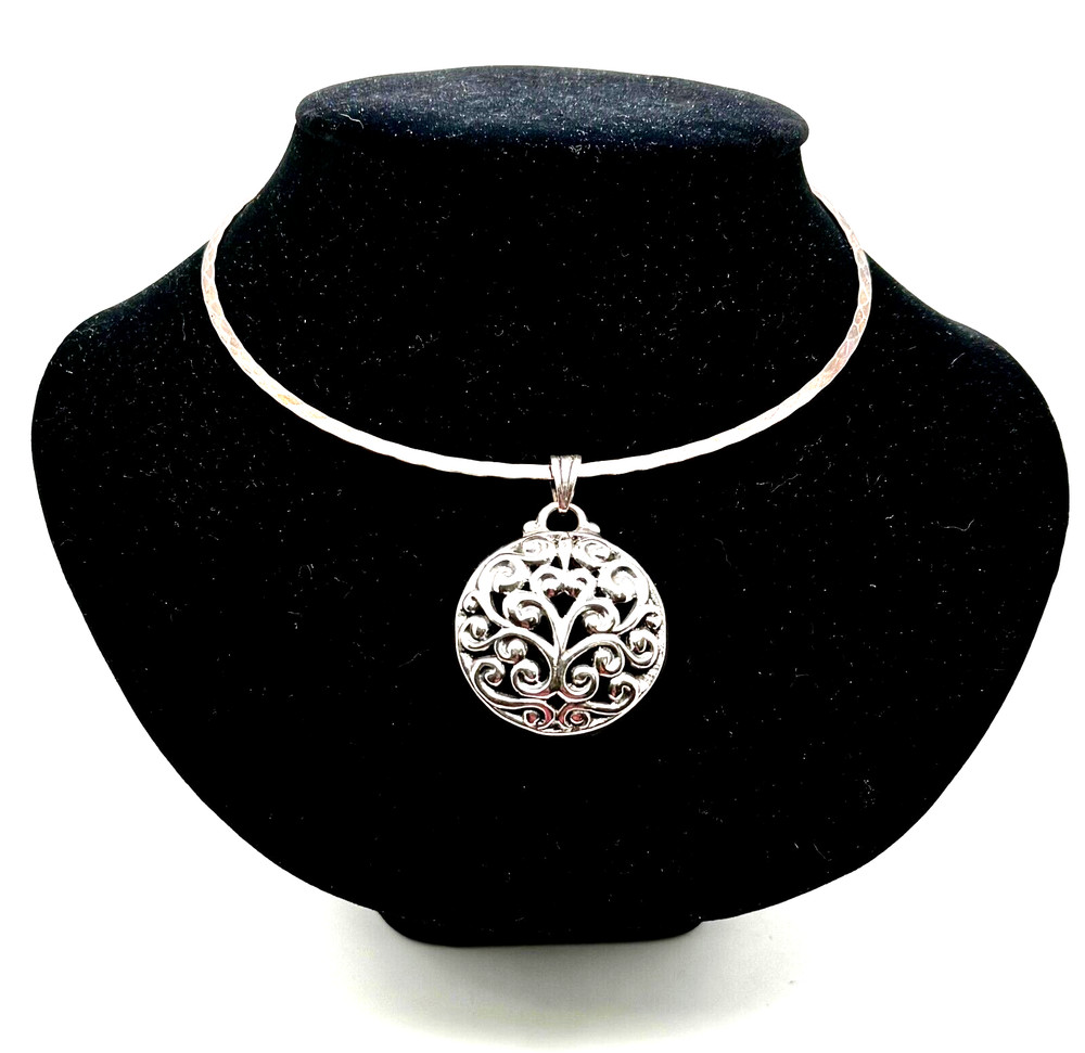 Beautiful Hard Round Necklace Silver 925 With A Special Pendant.