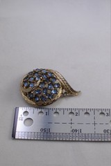 Vintage Mazer Jomaz Blue Rhinestones Gold Tone Swirl Ribbon Paisley Brooch READ