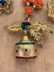 Lot of 7 Vintage Costume Jewelry Brooches and Clips, Frog, Leaves, Ornament