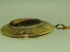 LOVELY VINTAGE 1960’S ERA PICTURE LOCKET NECKLACE!