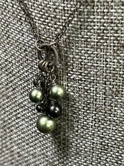 VINTAGE ANTIQUED BRASS FAUX GREY & GREEN PEARL NECKLACE 17.75-19.25”