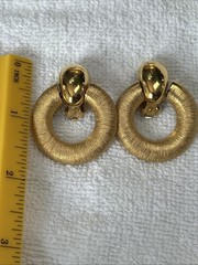 Vtg Les Bernard Vc Large Brushed Gold Tone, Door Knocker RUNWAY Clip Earrings