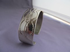 VINTAGE OLD PAWN STERLING MARY RICHARD THOMAS TOOLED WIDE HEART CUFF BRACELET