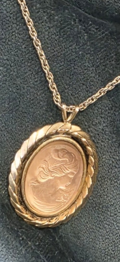 Vintage Gold Tone Intaglio Glass Cameo Necklace Oval Portrait Twisted Rope Chain
