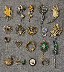 Vintage Brooch Lot Of 21 Brands Are Avon And Unbranded Sizes Range From 1 To 4in