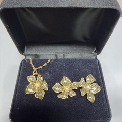 Gold Flower Pearl & Diamond Dust Necklace and Earring Set – Gold