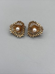 Vintage Signed Kramer Faux Pearl Gold Tone Clip-on Earrings GIFT .75″