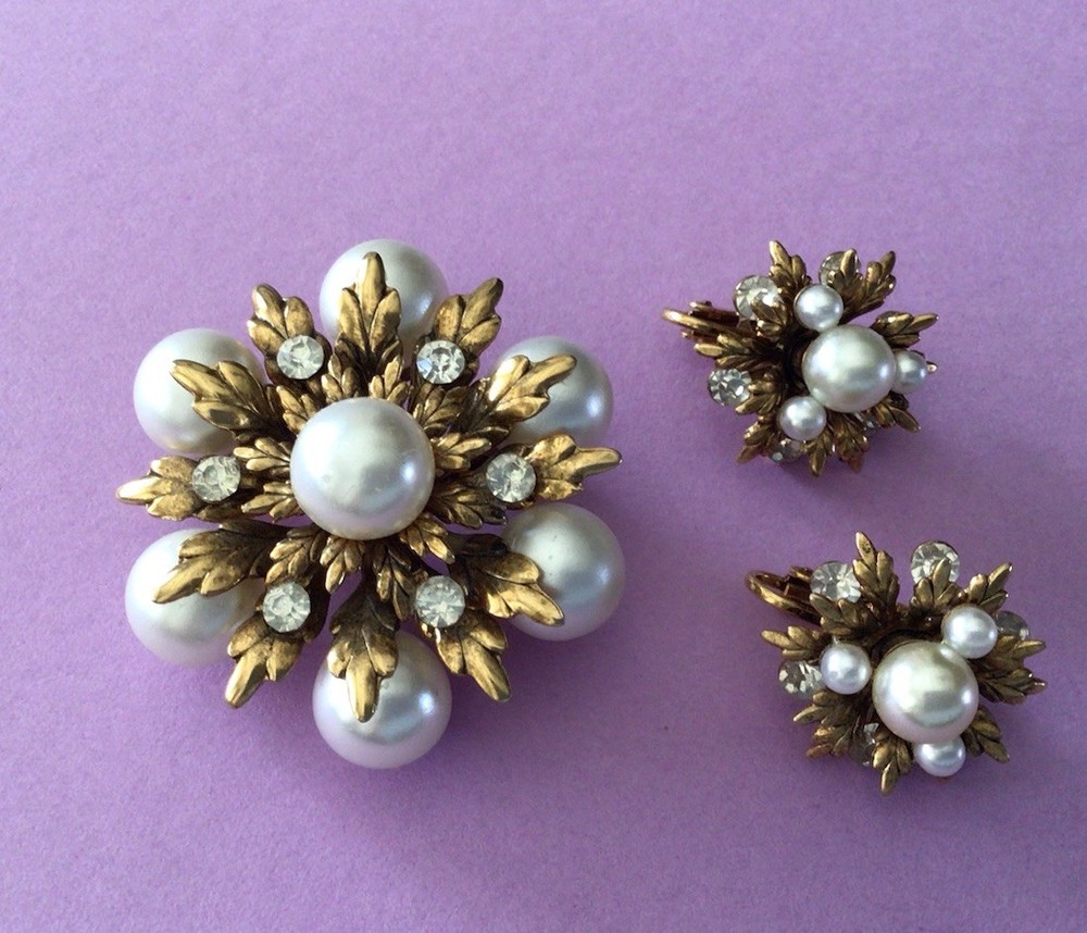 Vtg. Gold Tone Clear Sparkling Rhinestones And Faux Pearls Brooch & Earrings Set