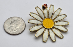 Vintage Weiss White Daisy Flower Brooch Ladybug Gold Tone Enamel 45mm Signed
