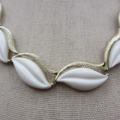 Vintage Lucite Necklace Thermoset Leaf White Gold Tone 15 Inch