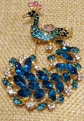 Elegant Vintage Style Rhinestone Green & Blue Peacock Gold Tone Brooch 2.5″