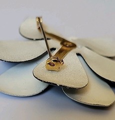 Vintage Enameled Metal Flower Brooch Pin 2.5″ Black Gray MCM Mod Preppy Retro