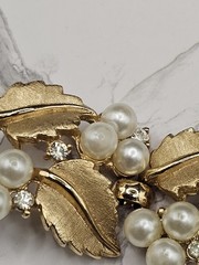 Vintage Crown TRIFARI Brushed Gold Faux Pearl Rhinestone Leaf Bracelet 7″