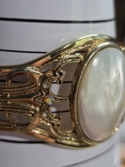 Vintage 1980s-1990s Victorian Revival Gold Tone Mother Of Pearl Bracelet 7″