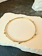 18k Yellow Gold Textured Bangle Bracelet W/ Purple Cabochon Gemstones