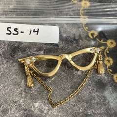 Avon Vintage Gold Tone Clear Rhinestone Cat’s Eye Glasses Brooch Pin SS-14