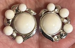 VTG 3 Piece Crown Trifari Milk Glass Necklace Bracelet Clip Earrings Beautiful