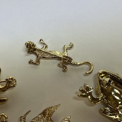 VTG Tiny Brooches Pins Gold Tone Lizard Green Eyed Frog Trifari Frog Kore Fish