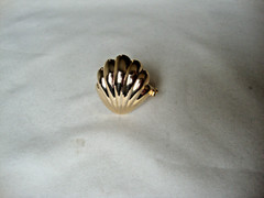 VTG 1970s SCALLOPED SEASHELL GOLD TONE HINGED W/ SAFETY CATCH DRESS/SCARF CLIP