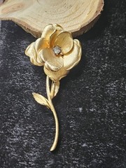 FRANCOIS Signed 4.25″ Brooch Gold Tone Rhinestone Long-Stem Flower Layered Vtg