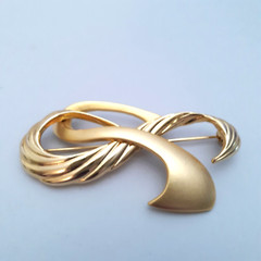 Vintage Signed Tona Brooch Brushed and Textured Gold Tone Swirl Ribbon Design