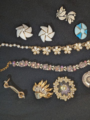 NICE VINTAGE JEWELRY LOT SIX PINS TWO NECKLACES THREE PAIR EARRINGS SEE!