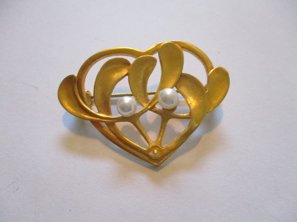 Signed MMA Metropolitan Museum of Art Heart PIn