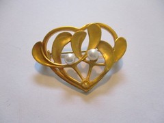 Signed MMA Metropolitan Museum of Art Heart PIn