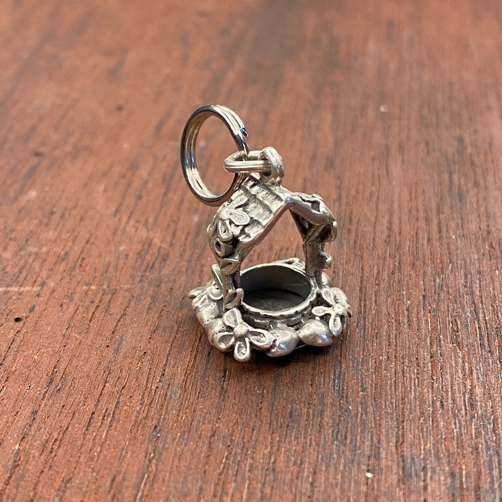 Vintage 925 Sterling Silver Wishing Well Flowers Ornate Heavy Pendant Charm