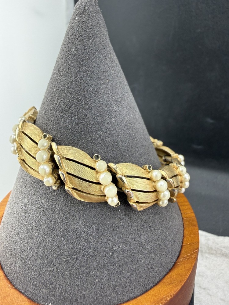 Vintage Trifari Bracelet Faux Pearls Gold Tone 7″ Signed READ