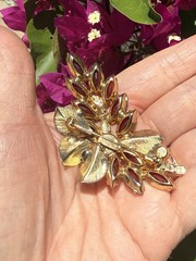 Juliana Delizza & Elster Red Rhinestone Brooch With Metal Leaf Accents Verified