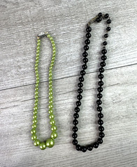 Vintage Unbranded Lot Of 2 Faux Pearl/Bead Necklaces 1 Green 1 Black