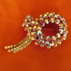 VINTAGE 1960’s D&E JULIANA RED and CLEAR AURORA BOREALIS BROOCH / LARGE 3 3/8″