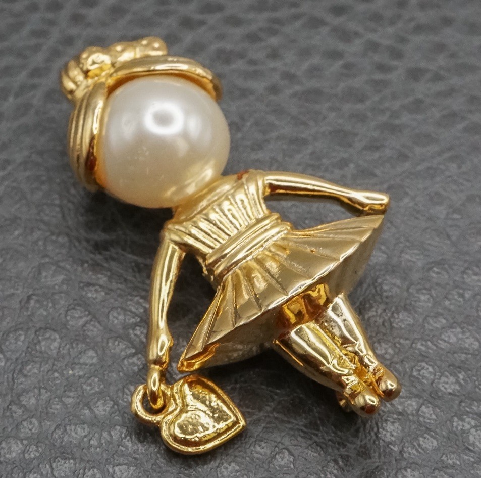 AAI Ballerina Girl Faux Pearl Head Heart Charm Dangle Gold Tone Brooch Pin