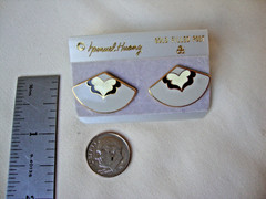 VINTAGE SAMUEL HUANG SIGNED DESIGNER CLOISONNE FAN WHITE BLACK & GRAY EARRINGS