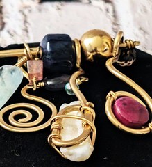 Fabulous Vintage Hanging Stones Gold Tone Pin