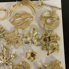 Lot Of 23 Vintage Gold Tone Brooches 18 Signed 5 Unsigned