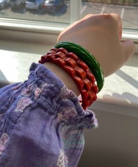 Lot Of 4 Vintage Green Leaf & Marbled Red Daisy Carved Bakelite Bangle Bracelets