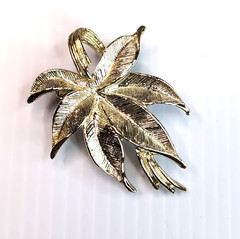 Vintage Signed Gerrys Maple Leaf Gold Tone Brooch Pendant Pin Alloy Costume