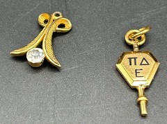 Vintage Gold-Toned Charm Lot (7) – Mixed Metal & Shapes Pre-Owned