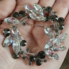 (679) Vintage 1950 Marquee Black Round Clear Rhinestone Wreath Brooch Foil Back