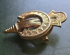 VTG Signed ART Brooch Hinged Scarf Clip Brushed Gold Tone 1 3/4″ Fashion Jewelry