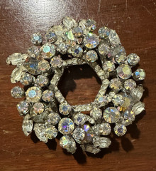 Vintage D&E Juliana Clear Aurora Borealis Rhinestone Wreath Circle Brooch Pin