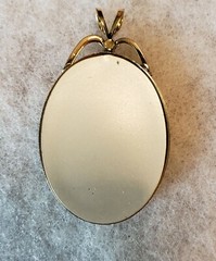 UNBRANDED GOLDTONE PINK ROSE ON CLEAR ACRYLLIC OVAL DISC PENDANT NO CHAIN