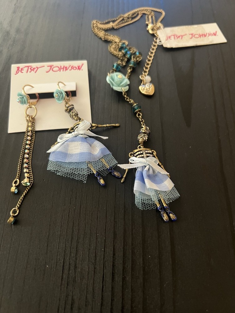 Betsey Johnson Skull and Roses Earrings and Necklace Set Rare – G2