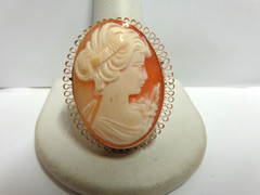 14kt yellow gold cameo pin/pendant sz 1.50 in lg wgt 6.2 grams cream/tan color
