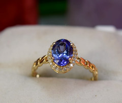 Vintage 14K Gold Tanzanite Diamond Halo Ladies Ring sz 7.25