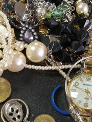 Vintage Mixed Lot Brooches & Pins, Metal Multicolor Costume Jewelry Watches